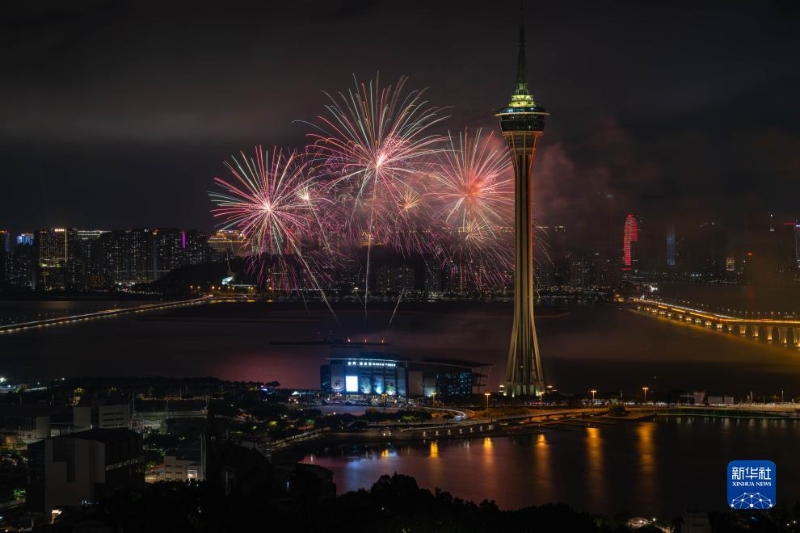 10月1日，煙花在澳門夜空絢爛開放。（圖源：新華社）