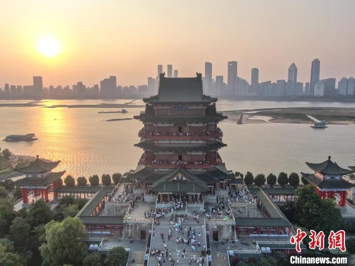 圖為航拍落日時(shí)分的滕王閣，風(fēng)景壯美，眾多游客在滕王閣內(nèi)游玩。劉力鑫 攝