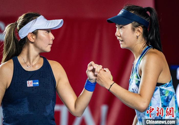 “海峽組合”力拼對(duì)手闖入2023香港網(wǎng)球公開賽女雙決賽