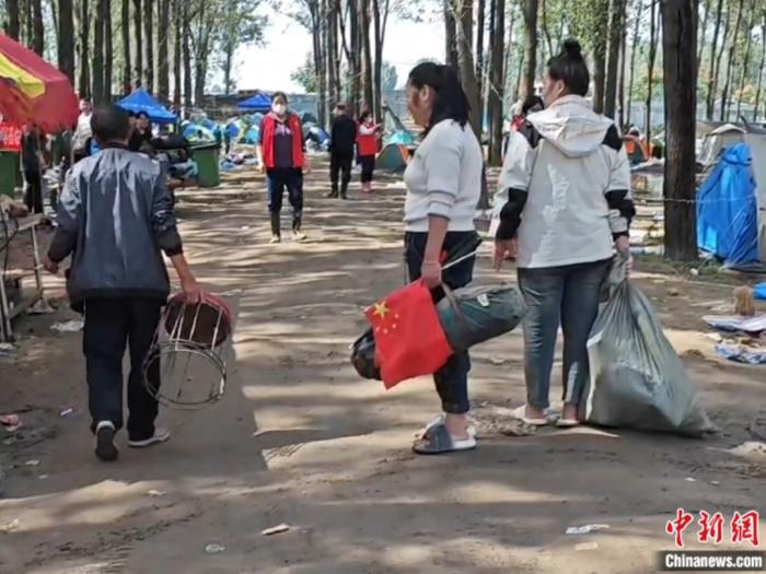 當(dāng)?shù)卮迕窈椭驹刚邔?duì)峙。受訪者供圖