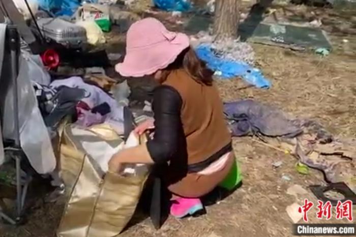 當(dāng)?shù)卮迕裨谟慰偷男欣钪蟹?。受訪者供圖