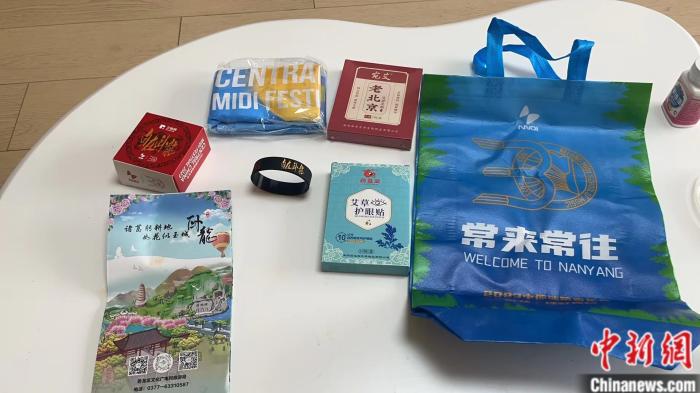 樂迷收到的伴手禮。受訪者供圖