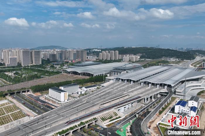 9月28日，一列CR400AF新型復(fù)興號智能動車組從福州南站駛出，連接福州與廈門、漳州的福廈高鐵全線投入運營。李金明攝