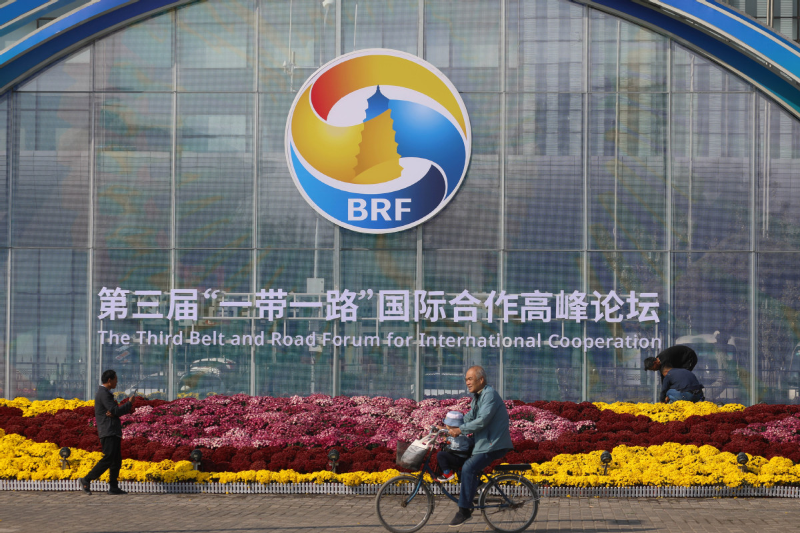 10月11日，北京國家會議中心旁，市民騎行從第三屆“一帶一路”國際合作高峰論壇的景觀布置前經過。圖片來源：中國日報