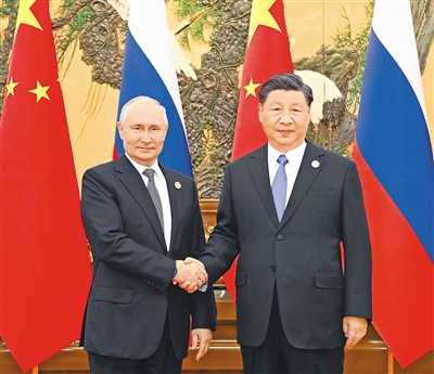 10月18日中午，國(guó)家主席習(xí)近平在北京人民大會(huì)堂同來(lái)華出席第三屆“一帶一路”國(guó)際合作高峰論壇的俄羅斯總統(tǒng)普京舉行會(huì)談