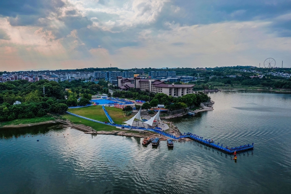 鐵人三項(xiàng)賽在風(fēng)景優(yōu)美的長(zhǎng)壽湖舉行。（資料圖）長(zhǎng)壽區(qū)文化旅游委供圖 華龍網(wǎng)發(fā)