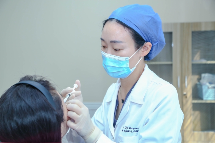 丁文蘊為患者治療。本人供圖