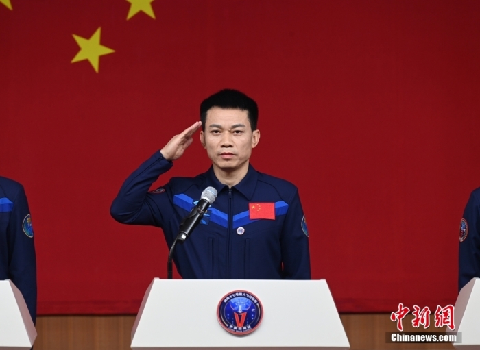 10月25日11時(shí)，湯洪波、唐勝杰、江新林3名航天員在酒泉衛(wèi)星發(fā)射中心問天閣與中外媒體記者集體見面。圖為航天員湯洪波。汪江波 攝