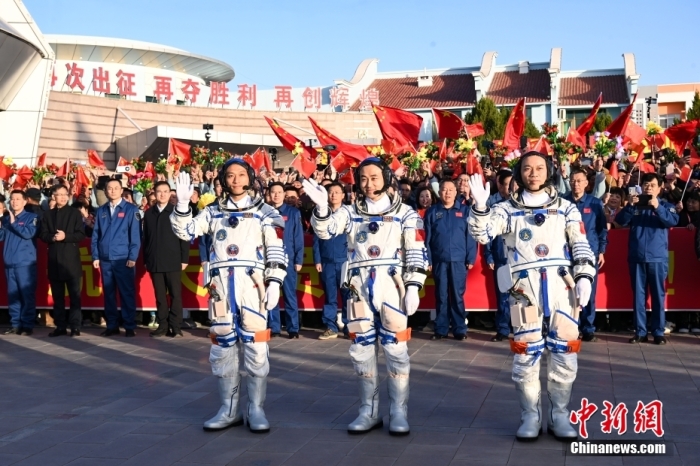 北京時間2023年10月26日8時24分，神舟十七號載人飛行任務(wù)航天員乘組出征儀式在酒泉衛(wèi)星發(fā)射中心問天閣圓夢園廣場舉行。8時26分，中國載人航天工程總指揮、空間站應(yīng)用與發(fā)展階段飛行任務(wù)總指揮部總指揮長許學(xué)強下達“出發(fā)”命令，湯洪波、唐勝杰、江新林3名航天員領(lǐng)命出征。汪江波 攝