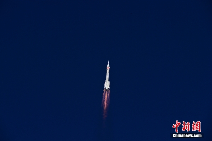 北京時間10月26日11時14分，搭載神舟十七號載人飛船的長征二號F遙十七運載火箭在酒泉衛(wèi)星發(fā)射中心點火發(fā)射，約10分鐘后，神舟十七號載人飛船與火箭成功分離，進入預(yù)定軌道，航天員乘組狀態(tài)良好，發(fā)射取得圓滿成功。汪江波 攝