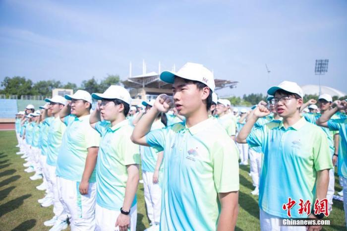 資料圖：9月11日，浙江大學在浙江杭州舉行亞運會志愿者誓師大會，現(xiàn)場1200余名賽會志愿者進行宣誓。<a target='_blank' href='/'>中新社</a>發(fā) 肖健 攝