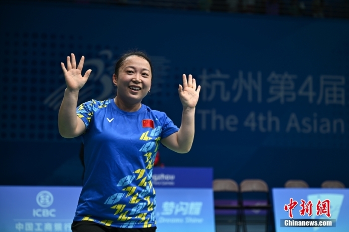 10月27日，杭州第4屆亞殘運會羽毛球女子單打SH6決賽在濱江體育館球場舉行，中國選手李鳳梅獲得金牌。圖為李鳳梅在比賽結束時向觀眾揮手致意。<a target='_blank' href='/'>中新社</a>記者 陳楚紅 攝