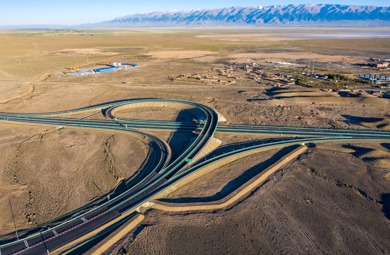 在新疆巴里坤哈薩克自治縣拍攝的（北）京新（疆）高速公路上的一處出入口（2021年6月28日攝，無(wú)人機(jī)照片）。（圖源：新華社）