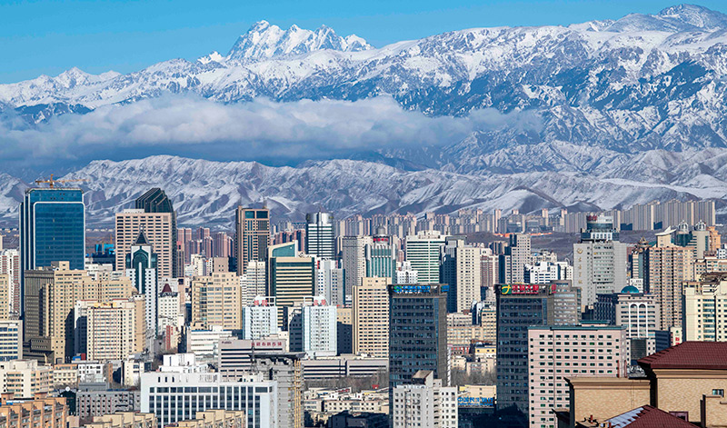天山腳下的烏魯木齊市城區(qū)一角。（圖源：新華社）