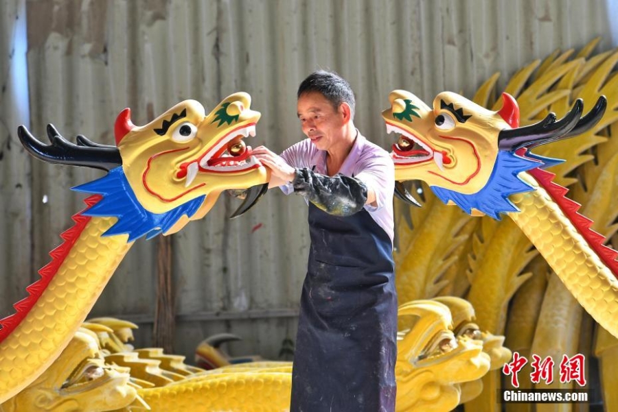 湖南汨羅龍舟俏銷(xiāo)海外