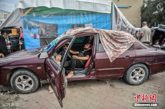 當(dāng)?shù)貢r間10月29日，加沙汗尤尼斯，巴以沖突持續(xù)，當(dāng)?shù)卦庖陨幸u擊后，流離失所的當(dāng)?shù)孛癖娫诶щy條件下艱難求生。因家園被摧毀，他們選擇住在汽車內(nèi)或是搭起的臨時帳篷。圖/ICphoto