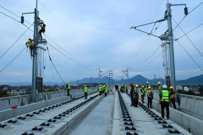 戰(zhàn)鼓催人急，號(hào)角力爭先。下一步杭溫項(xiàng)目還將面臨接觸線架設(shè)、全線靜態(tài)驗(yàn)收等更加艱巨的節(jié)點(diǎn)任務(wù)考驗(yàn)，項(xiàng)目全體必將肩負(fù)使命，迎難而上與時(shí)間賽跑，扛起責(zé)任為杭溫打拼，為堅(jiān)決完明年開通總目標(biāo)而不懈奮斗，用實(shí)干實(shí)績，為浙江人民交上一份滿意的答卷！