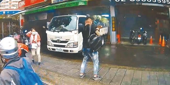 4月20日，臺(tái)灣一名17歲劉姓少年持改造沖鋒槍，朝某當(dāng)鋪門口掃射51槍后帶槍投案。圖片來源：臺(tái)灣中時(shí)新聞網(wǎng) 警方提供