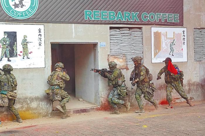 圖為2022年臺陸軍步訓(xùn)部學(xué)員模擬城鎮(zhèn)戰(zhàn)。圖片來源：臺灣《中國時報》。