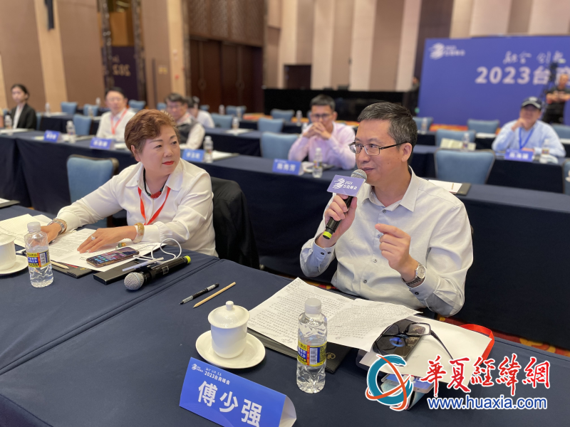 瓊臺經(jīng)貿(mào)交流合作推介會上，海南省臺聯(lián)黨組書記傅少強回應(yīng)臺商建議。（攝影 李昕）