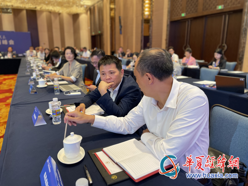 認真討論交流。（攝影 李昕）