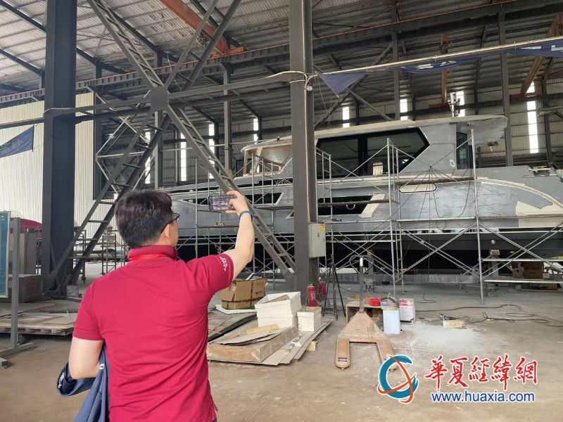 嘉信游艇廠房內(nèi)的在建游艇，吸引臺(tái)商眼球。（攝影 李昕）