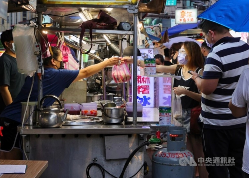 圖為臺北寧夏夜市。（圖源：臺灣“中央社”）