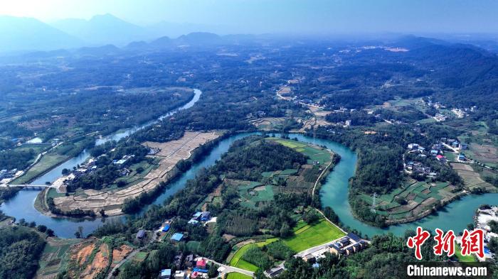 航拍崇陽白霓鎮(zhèn)，水曲如游龍(資料圖)。吳淘淘 攝