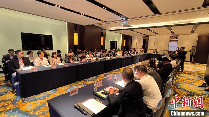 11月7日，兩岸青年在2023臺(tái)商峰會(huì)瓊臺(tái)青年創(chuàng)新創(chuàng)業(yè)交流會(huì)上做創(chuàng)業(yè)故事分享。  圖片來源：中新網(wǎng)