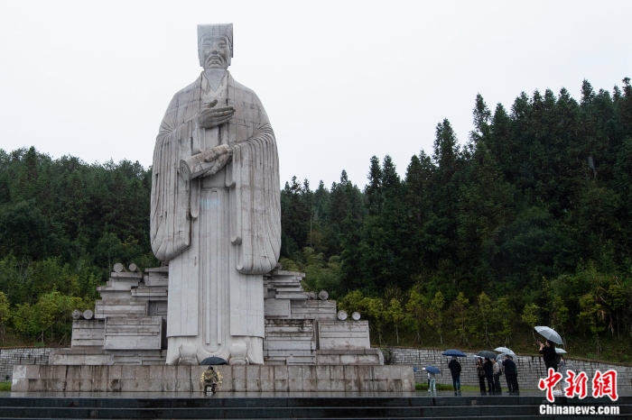 圖為采訪團在朱子雕像前。<a target='_blank' href='/' >中新網(wǎng)</a>記者 李駿 攝