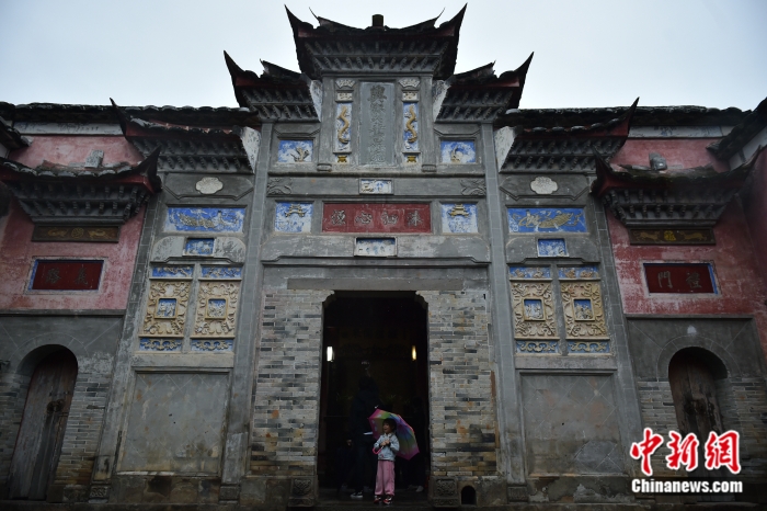 圖為游客在興賢書院門口。<a target='_blank' href='/' >中新網(wǎng)</a>記者 李駿 攝