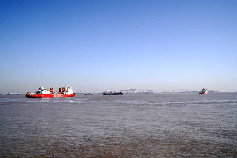 11月1日，“雪龍”號和“雪龍2”號從中國極地考察國內基地碼頭起航，奔赴南極。（圖源：新華社）