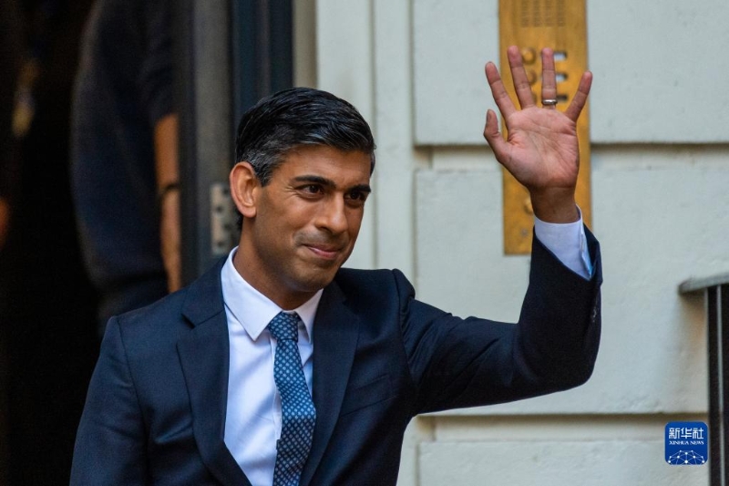 10月24日，在英國倫敦，里?！ぬK納克離開保守黨總部。新華社記者 李穎 攝