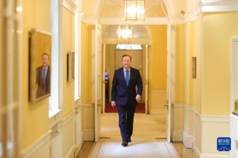 11月13日，在英國倫敦，新任外交大臣戴維·卡梅倫抵達唐寧街10號首相府。 新華社發(fā)（英國首相府供圖）