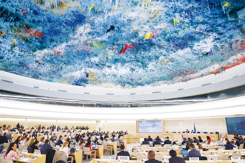 2017年3月20日，中國代表在聯(lián)合國人權(quán)理事會(huì)第三十四次會(huì)議上代表發(fā)展中國家發(fā)言。3天后，人權(quán)理事會(huì)通過決議，明確表示要“構(gòu)建人類命運(yùn)共同體”。（圖源：新華社） 