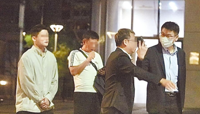 臺北市議員徐巧芯6日爆料，陸委會副主委梁文杰（右一）10月27日晚間到內(nèi)湖某招待所，疑有女陪侍