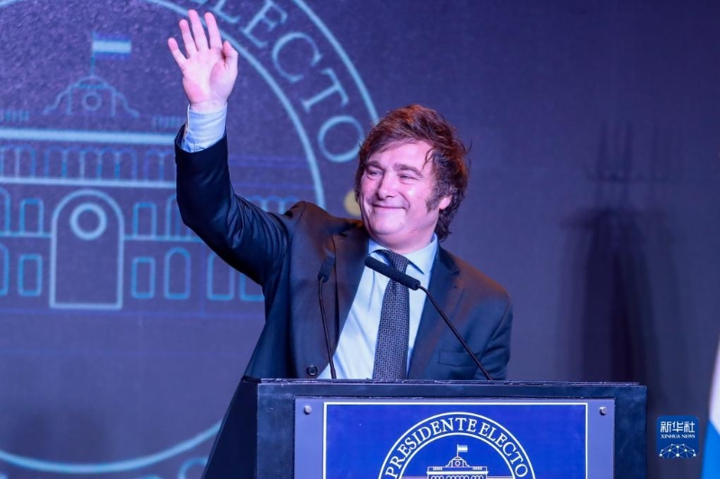 11月19日，阿根廷極右翼選舉聯盟“自由前進黨”候選人米萊在首都布宜諾斯艾利斯的競選總部演講。（圖源：新華社）