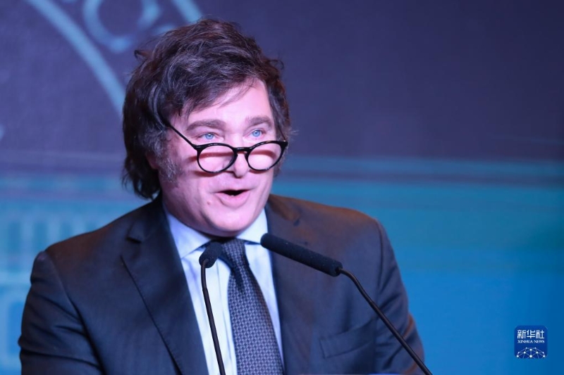 11月19日，阿根廷極右翼選舉聯盟“自由前進黨”候選人米萊在首都布宜諾斯艾利斯的競選總部演講。（圖源：新華社）