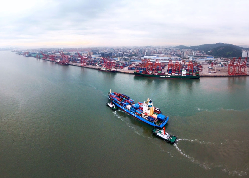 在福建自貿(mào)區(qū)廈門片區(qū)東渡港區(qū)，一艘貨輪向碼頭靠攏（2017年8月26日無人機(jī)照片）。新華社記者 姜克紅 攝