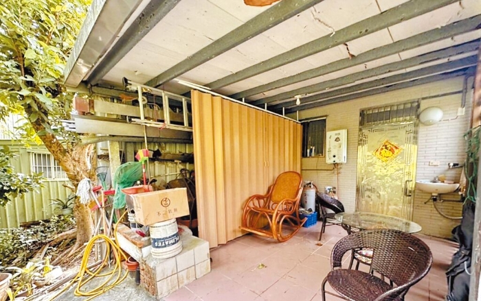 賴清德老家主建物後還有個(gè)白色屋頂房子。（讀者提供／周毓翔臺(tái)北傳真）