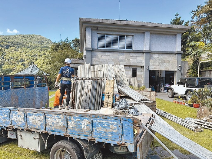 新北市第12選區(qū)立委參選人、國(guó)民黨市議員廖先翔父親廖正良位於汐止區(qū)東山路的住家被控是大型違建，避免申請(qǐng)合法的程序曠日費(fèi)時(shí)，廖先翔5日雇工「整棟拆除」，並呼籲副總統(tǒng)賴清德萬(wàn)里老家違建用同樣的標(biāo)準(zhǔn)對(duì)待。（新北市議員廖先翔提供／高鈞麟新北傳真）