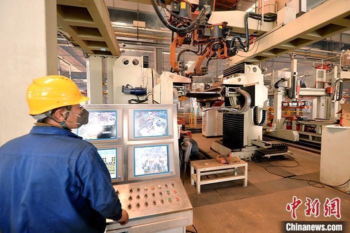 資料圖：車間內(nèi)工作人員進(jìn)行機(jī)器操作。<a target='_blank' href='/'>中新社</a>記者 李佩珊 攝 