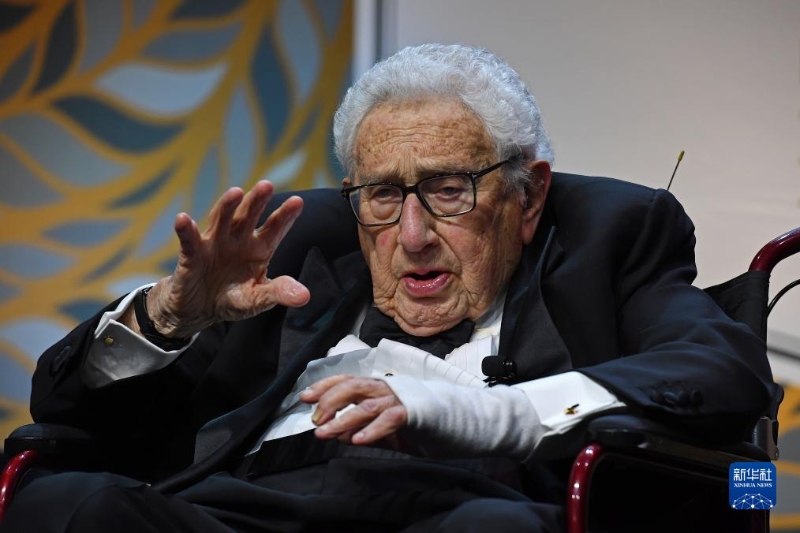 這是2023年10月24日，基辛格在紐約舉行的美中關(guān)系全國委員會年度頒獎晚宴上講話的資料照片。（圖源：新華社）