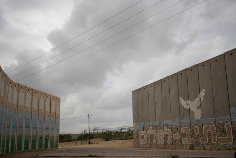 這是11月19日拍攝的以色列沿加沙地帶修建的隔離墻。（圖源：新華社）