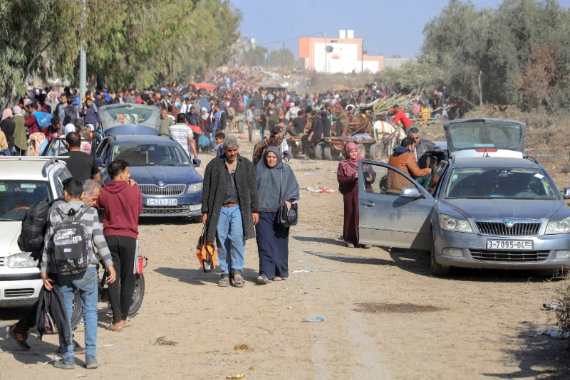 11月18日，在加沙地帶南部地區(qū)，巴勒斯坦人向南遷移。（圖源：新華社）