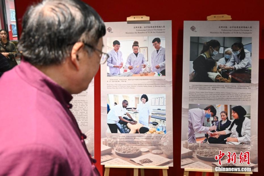 中醫(yī)藥圖片和非遺藝術(shù)展在深圳開(kāi)展迎客