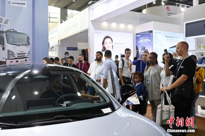 資料圖：廣交會展館A區(qū)的新能源汽車吸引境外采購商參觀體驗。<a target='_blank' href='/'>中新社</a>記者 陳楚紅 攝