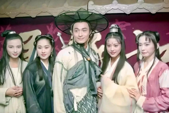 1994版《倚天屠龍記》劇照，右二為周海媚所飾“周芷若”。