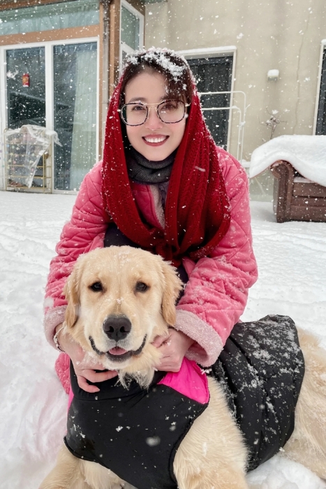 圖為周海媚和寵物在雪地中。來(lái)源：周海媚個(gè)人社交媒體平臺(tái)