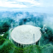 一眼望穿137億光年！中國天眼“看見”引力波蹤影